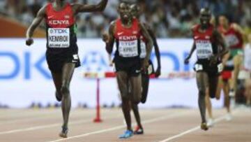 Ezekiel Kemboi (i) en los Mundiales de Pekín, donde ganó su cuarto oro en 3000 metros obstáculos.