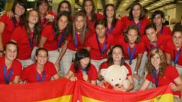 <b>ALEGRÍA. </b>Las jugadoras de la Sub-17 posan felices con la medalla.