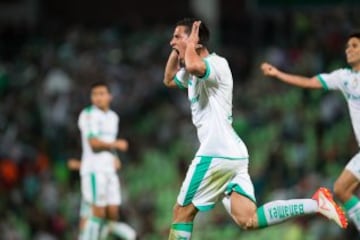 Diego 'El Pulpo' González celebra el gol de Santos.