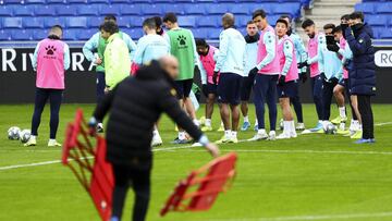 El Espanyol y Abelardo, durante el entrenamiento de ayer.