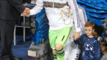 Casillas saluda a Herrerín antes de salir al campo.