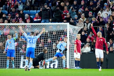 0-1. Gavi anota en el minuto 49 de encuentro el primer tanto de la selección española.