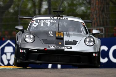 El balear ha seguido los pasos de Valentino Rossi y Dani Pedrosa tras sus retiradas y también, ha cambiado a las cuatro ruedas. Cinco veces campeón del mundo (2 de 250cc y 2 de MotoGP), Jorge Lorenzo abandonó el Mundial tras una temporada muy complicada junto a Honda que tuvo su punto de inflexión en la caída de Assen y tras 18 años en la competición, trató de ejercer como probador aunque fue una experiencia demasiado breve. Pero ahora, después de un año sabático, el español vuelve a competir al volante de un Porsche 911 GT3 en la Porsche Carrera Cup Italia de 2022, donde tratará de progresar tras un estreno discreto marcado por la lluvia.