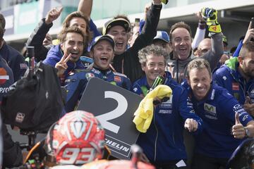 Valentino Rossi celebra su segunda plaza.