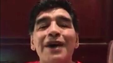 Maradona saludó a hinchas de Argentinos y recordó cántico