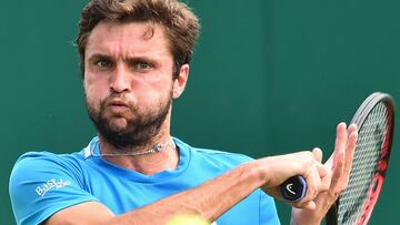 Gilles Simon devuelve una bola ante Tennys Sandgren durante su partido en el ATP Nature Valley International de Eastbourne de 2019.