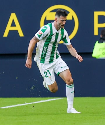 A sus 31 años ha demostrado estar más que preparado para jugar en Segunda. Su primer curso ha sido excelso. Un lateral con recorrido que ha ayudado al Córdoba a salvarse con solvencia. Esta temporada ha anotado cuatro goles, mismo número de presencias en el once.