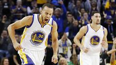 JGM14. OAKLAND (EE.UU.), 16/01/2017.- El jugador Stephen Curry (i) de Golden State Warriors celebra una anotación hoy, lunes 16 de enero de 2017, durante un juego entre Cleveland Cavaliers y Golden State Warriors de la NBA, que se disputa en el Oracle Arena en Oakland, California (Estados Unidos). EFE/JOHN G. MABANGLO