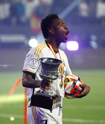 Vinicius se lleva el balón del partido después de marcar un hat-trick y ganar el Supercopa de España.