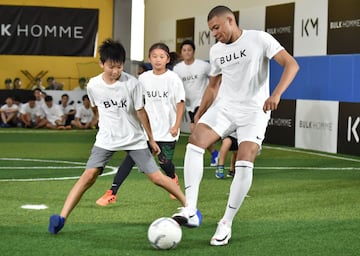 The París Saint-Germain forward was out in Asia doing some publicity and showed off his skills to the kids of small-sided football.