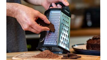 Este rallador 6 en 1 evita que manches la cocina gracias a su contenedor incorporado