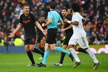 Luuk De Jong protests with referee Juan Martínez Munuera