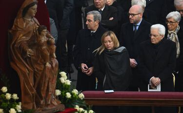 Giorgia Meloni, Primera Ministra de Italia desde el 22 de octubre de 2022, Sergio Mattarella, presidente de la República Italiana, y Matilde de Bélgica, actual reina consorte de los belgas.