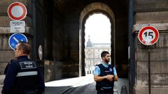 French police officers keep watch outside of the Louvre museum, closed for security reasons, in Paris, as French government puts the nation on its highest state of alert after a deadly knife attack in northern France, October 14, 2023. REUTERS/Sarah Meyssonnier