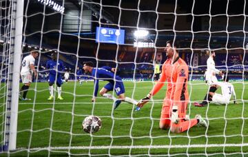 Tras empatar a un tanto en el Di Stéfano, el Chelsea derrota al Madrid en Stamford Bridge (2-0) y le apea de poder disputar una nueva final de la Champions. Los de Zidane siempre fueron a remolque del cuadro londinense, aunque estuvieron cerca de haber forzado una prórroga. Al técnico francés se le critica el once titular, con Vinícius como carrilero derecho, Ramos comp tercer central sin estar plenamente recuperado de sus problemas físicos y de alinear a Hazard junto con Benzema en la punta del ataque. Tras este encuentro, los rumores de salida de Zidane del banquillo blanco se recrudecen…