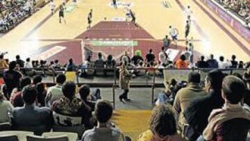 <b>EXPECTACIÓN LEONESA. </b>Los aficionados de León se quedaron con las ganas de ver a los suyos en la final y pese a todo acudieron en masa al Pabellón de Deportes.