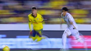 MEX8055. CIUDAD DE MÉXICO (MÉXICO), 29/03/2025.- Cristian Calderón (i) de América disputa un balón con Jesús Angulo de Tigres este sábado, en un partido por la jornada 13 del torneo Clausura 2025 de la Liga MX entre Club América y Club Tigres en el estadio Ciudad de los Deportes, en la Ciudad de México (México). EFE/ Sáshenka Gutiérrez