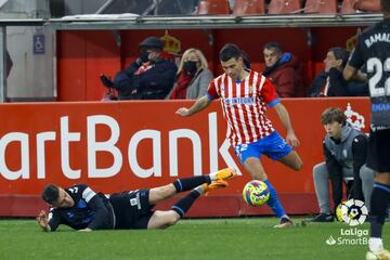 Al canterano le está sentando muy bien el cambio de sistema. El lateral zurdo que está obligado a jugar tras la baja de Cote está haciendo olvidar al veterano jugador. Cada vez más seguro en defensa, sus incorporaciones al ataque le generan muchos problemas al equipo rival