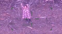 Una mujer australiana saluda a un helic&oacute;ptero de rescate en el bosque de Mitta Mitta, Australia, el 5 de mayo del 2023. 