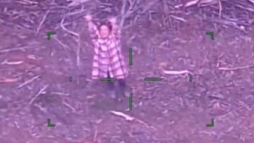 Una mujer australiana saluda a un helicóptero de rescate en el bosque de Mitta Mitta, Australia, el 5 de mayo del 2023.