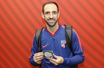 Los pesos pesados del Atleti ya posan con el césped del Calderón de la promoción de As