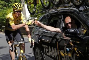 Chris Froome brinda con un compañero de equipo por la victoria. 