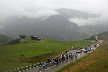 Aunque este puerto se encuentra en Andorra, desde el punto de vista del ciclismo se considera parte importante de la ronda ibérica. Coll de la Gallina o Collado de la Gallina está ubicado a 1907 metros sobre el nivel del mar. Tiene una ascensión de casi 12 kilómetros con una pendiente media del 8.2%. Fue incluido en la vuelta por primera vez en 2012, siendo conquistado por Alejandro Valverde. 