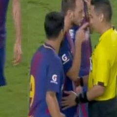 ¡Épico cruce de cables tras un 'pechazo' del árbitro a Rakitic!