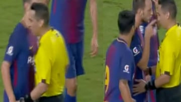 ¡Épico cruce de cables tras un 'pechazo' del árbitro a Rakitic!