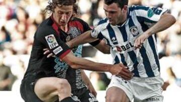 <b>LUCHA ABIERTA. </b>Abraham fue un cerrojo en la defensa del Nàstic junto a Mairata.