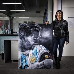 Claudia Pérez, la artista que se viralizó por pintar un cuadro de Messi y fue invitada a Qatar