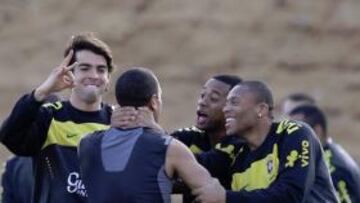<b>AJENOS. </b>Kaká bromea con Luis Fabiano, Robinho y Baptista.
