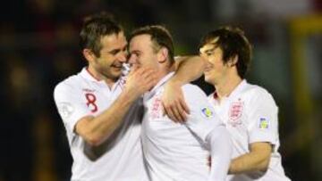 Rooney celebra uno de los ocho goles de Inglaterra en San Marino.