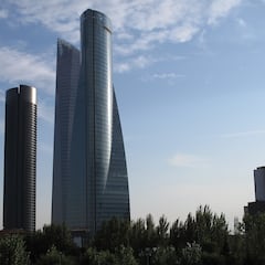 ¿Por qué hay una luz verde que parpadea constantemente en una de las cuatro torres de Madrid?