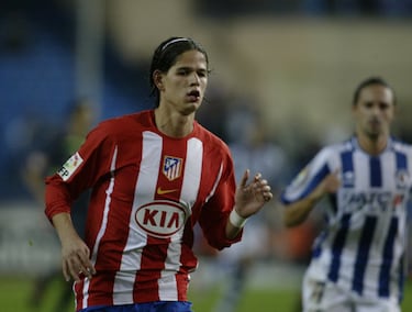 Defensa que estuvo dos temporadas en la entidad (06-08). Jugó 39 partidos y marcó dos goles. La afición le reprochó su falta de contundencia en la zaga. Con mucha calidad para ser un central, en el Atlético no triunfó, pero luego sí hizo carrera en el Deportivo y en el Rayo Vallecano.