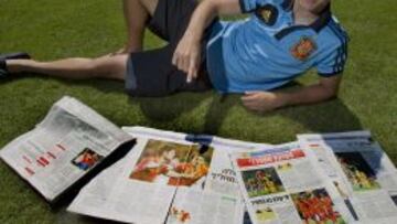 Morata posó ayer para este periódico con las portadas de otros israelíes, en los que es el indiscutible protagonista.