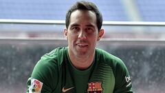 En Barcelona aseguran que Claudio Bravo no saldrá del club