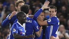 El jugador Eden Hazard (2d), del Chelsea, celebra con sus compa&ntilde;eros tras anotar un gol ante el Manchester City durante un partido de la Liga Premier inglesa entre el Chelsea FC y el Manchester City