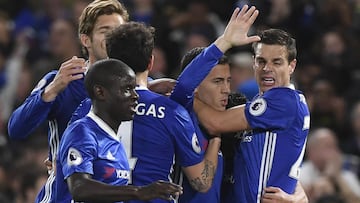 El jugador Eden Hazard (2d), del Chelsea, celebra con sus compañeros tras anotar un gol ante el Manchester City durante un partido de la Liga Premier inglesa entre el Chelsea FC y el Manchester City