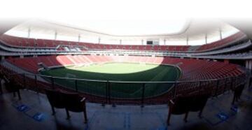 El estadio Omnilife se inauguró en 2010 y fue uno de los primeros de México en entrar al 'primer mundo'. Así se ve por dentro.