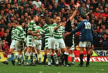 Expulsión de Mark Hately, del Rangers, durante un partido contra el Celtic.