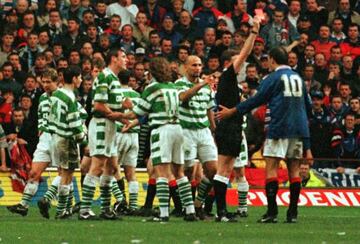 Expulsión de Mark Hately, del Rangers, durante un partido contra el Celtic.