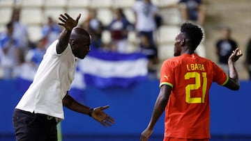 FILE PHOTO: Soccer Football - International Friendly - Nicaragua v Ghana - Francisco Artes Carrasco Stadium, Lorca, Spain - September 27, 2022 Ghana coach Otto Addo gives instructions to Iddrisu Baba REUTERS/Susana Vera/File Photo