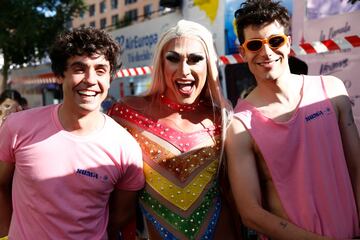 Javier Ambrossi y Javier Calvo durante la Manifestación del Orgullo LGTBI+ 2023.