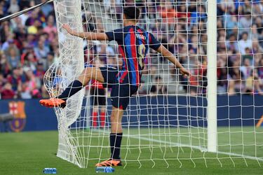 Pedri se lamenta tras fallar una ocasión en el partido.