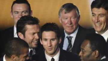 <b>ILUSTRES. </b>Messi poso con el Balón de Oro rodeado por Alves, Pelé, Mathäus, Rooney, Ferguson y el representante de France Football.