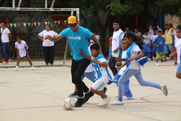 Sergio Ramos jugando con un niño en Piura (Perú)