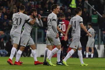 Los jugadores del Roma celebran el gol anotado por Cristante.