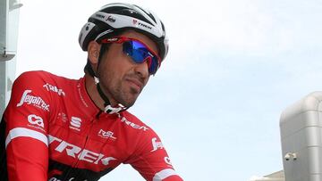 e4 ABU DABI (EMIRATOS ARABES UNIDOS), 22/02/2017.- El ciclista espa&ntilde;ol Alberto Contador, del equipo Trek Segafredo, durante un entrenamiento en el circuito Yas Marina de Abu Dabi, Emiratos &Aacute;rabes Unidos, hoy, 22 de febrero de 2017. El Tour de Abu Dabi se celebra entre el 23 y el 26 de febrero. EFE/MATTEO BAZZI