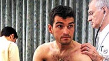 <b>LA MAQUINARIA ESTÁ LISTA.</b> Igor González de Galdeano pasó ayer los reconocimientos médicos previos al Tour de Francia con el resto de sus compañeros del ONCE-Eroski. El ciclista alavés, que compartirá la jefatura de filas con Joseba Beloki, llega en una gran forma a la carrera y hoy aspira a vestir el primer maillot amarillo.